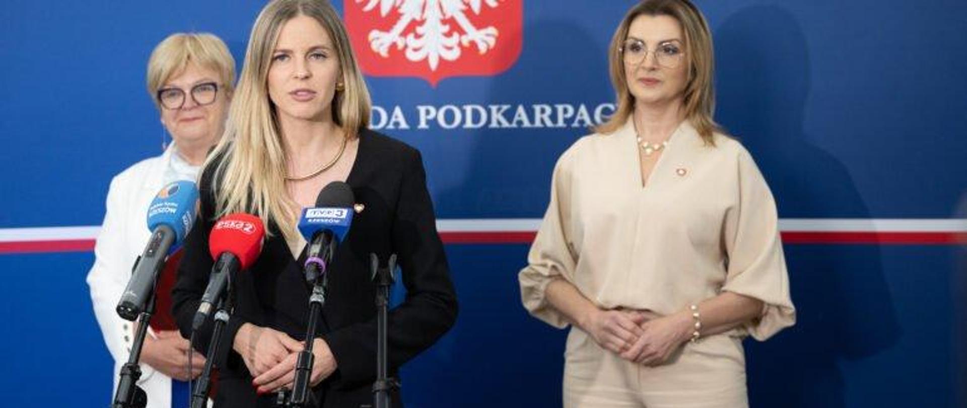 Wiceministra rodziny, pracy i polityki społecznej Aleksandra Gajewska, wojewoda podkarpacki Teresa Kubas-Hul oraz poseł na Sejm RR Joanna Frydrych podczas konferencji prasowej 