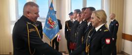 Na zdjęciu uroczysta zbiórka z okazji Narodowego Święta Niepodległości w Komendzie Powiatowej PSP w Rypinie - awansowani