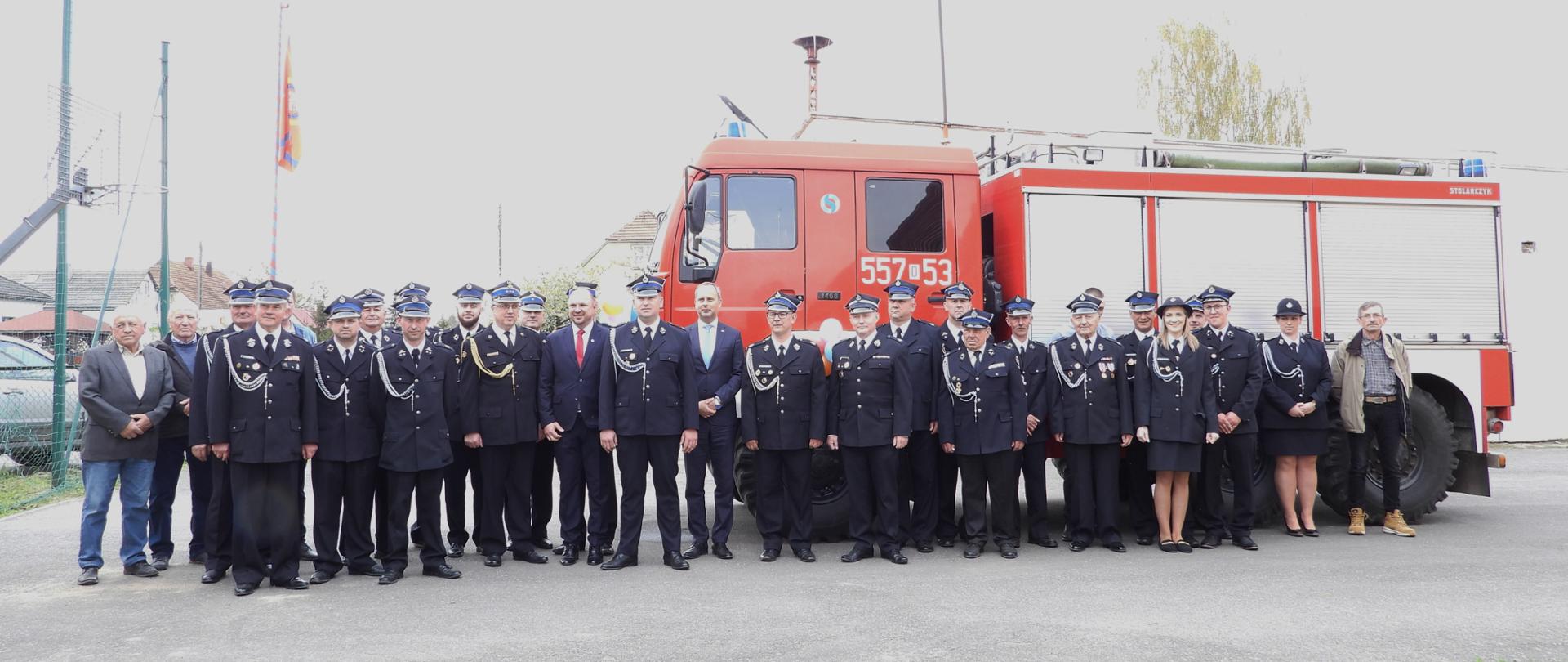 Przekazanie samochodu pożarniczego Ochotniczej Straży Pożarnej w Chomiąży.