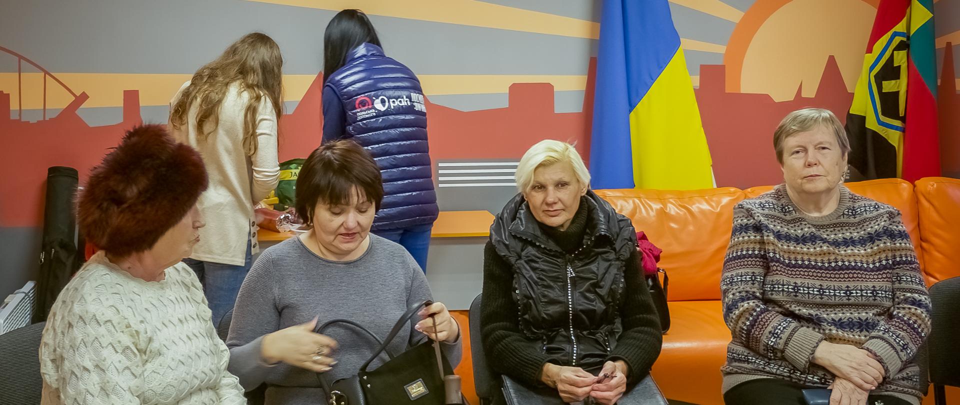 grupa kobiet siedzi w kółku i rozmawia