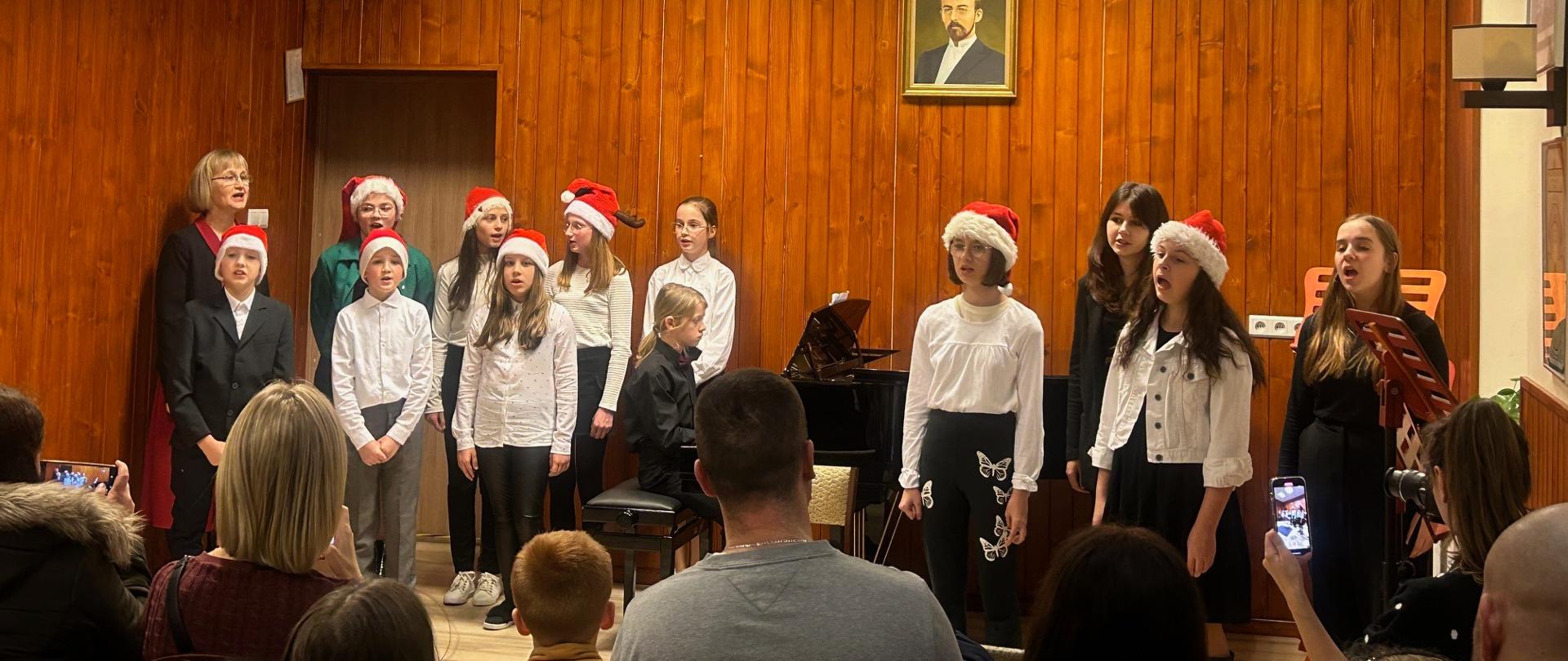 uczniowie klasy 2B cyklu czteroletniego podczas koncertu klasowego w sali kameralnej PSM w Mielcu