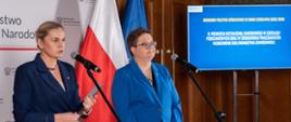 Minister Edukacji Barbara Nowacka przedstawiła dziś główne kierunki realizacji polityki oświatowej państwa na rok szkolny 2025/2026. W szacie konferencji mówi do mikrofonu razem z wiceminister Katarzyną Lubnauer.