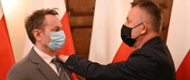 Wicewojewoda łódzki Karol Młynarczyk wręczający medal za Długoletnią Służbę nadany przez Prezydenta RP