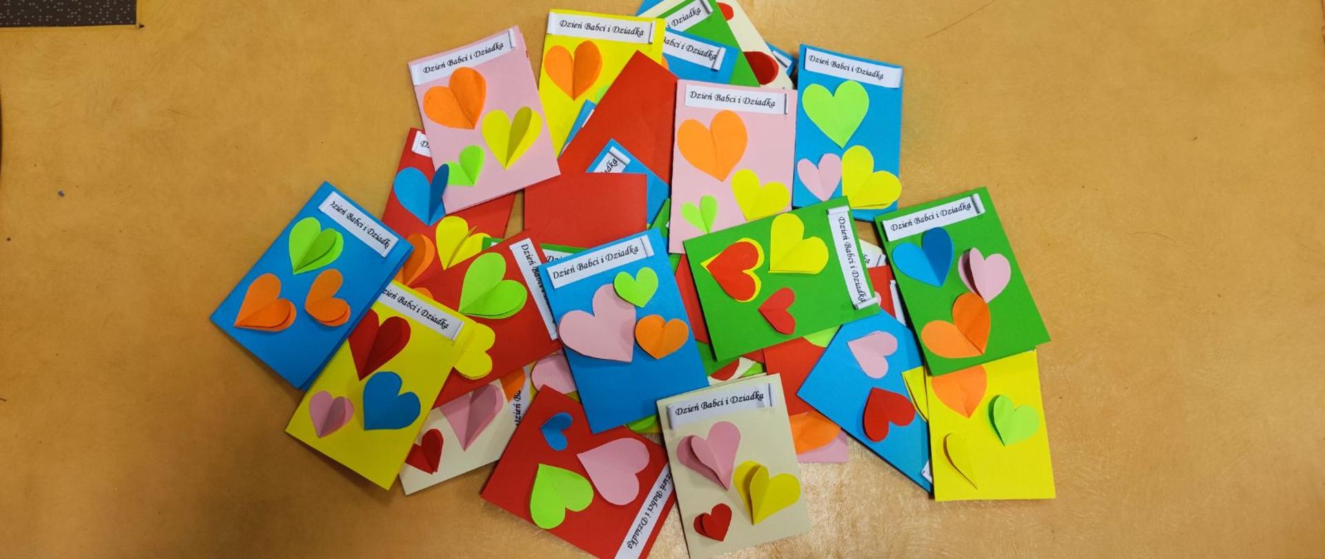 ZPSM Kielce, laurki rozłożone na blacie stolika