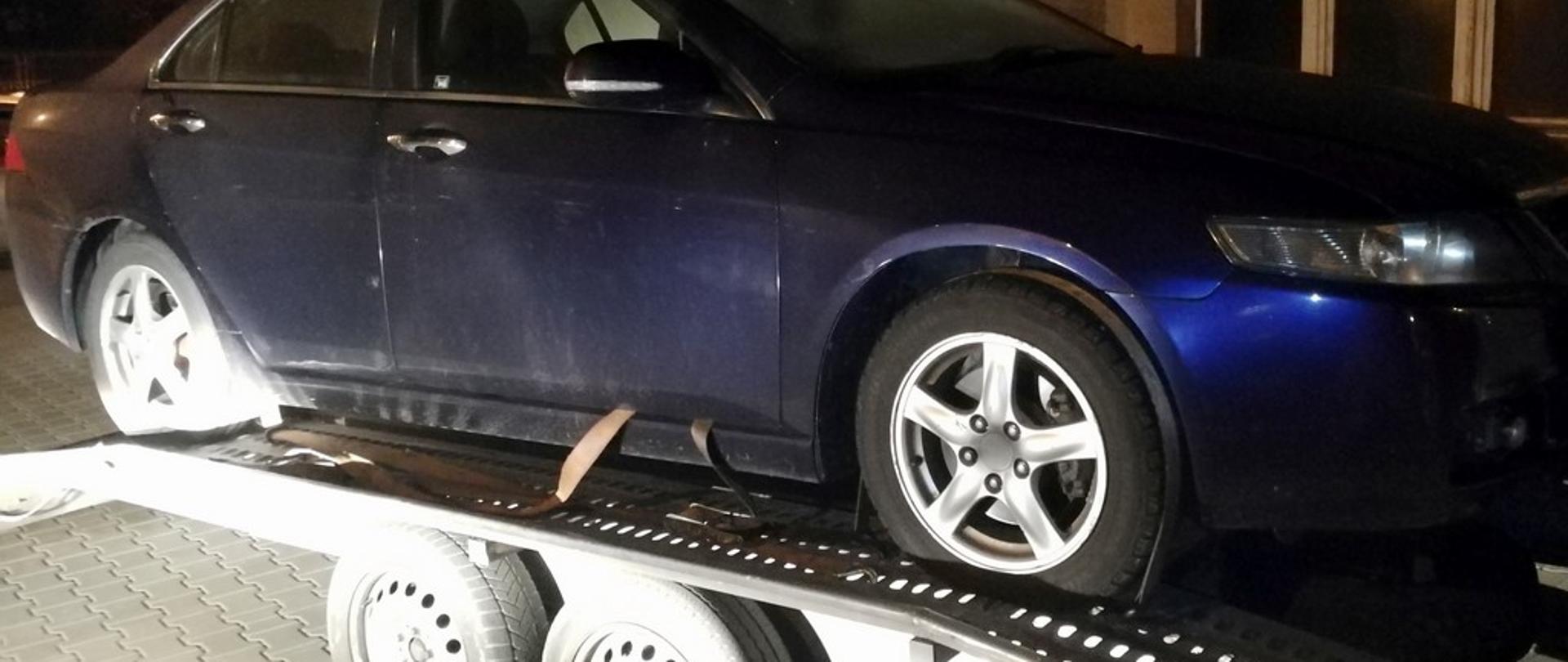 samochód na lawecie