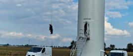 Widok na fantoma ćwiczebnego opuszczonego na lince gondoli turbiny wiatrowej