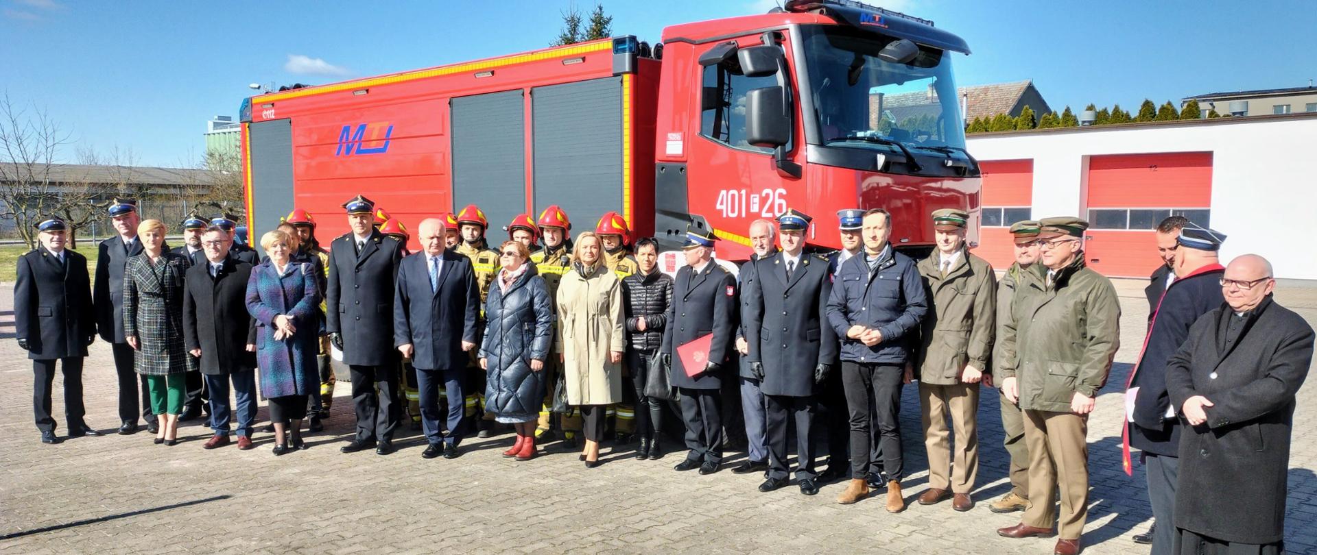 Ciężki samochód ratowniczo-gaśniczy Komendy Powiatowej PSP w Strzelcach Krajeńskich - zdjęcie grupowe