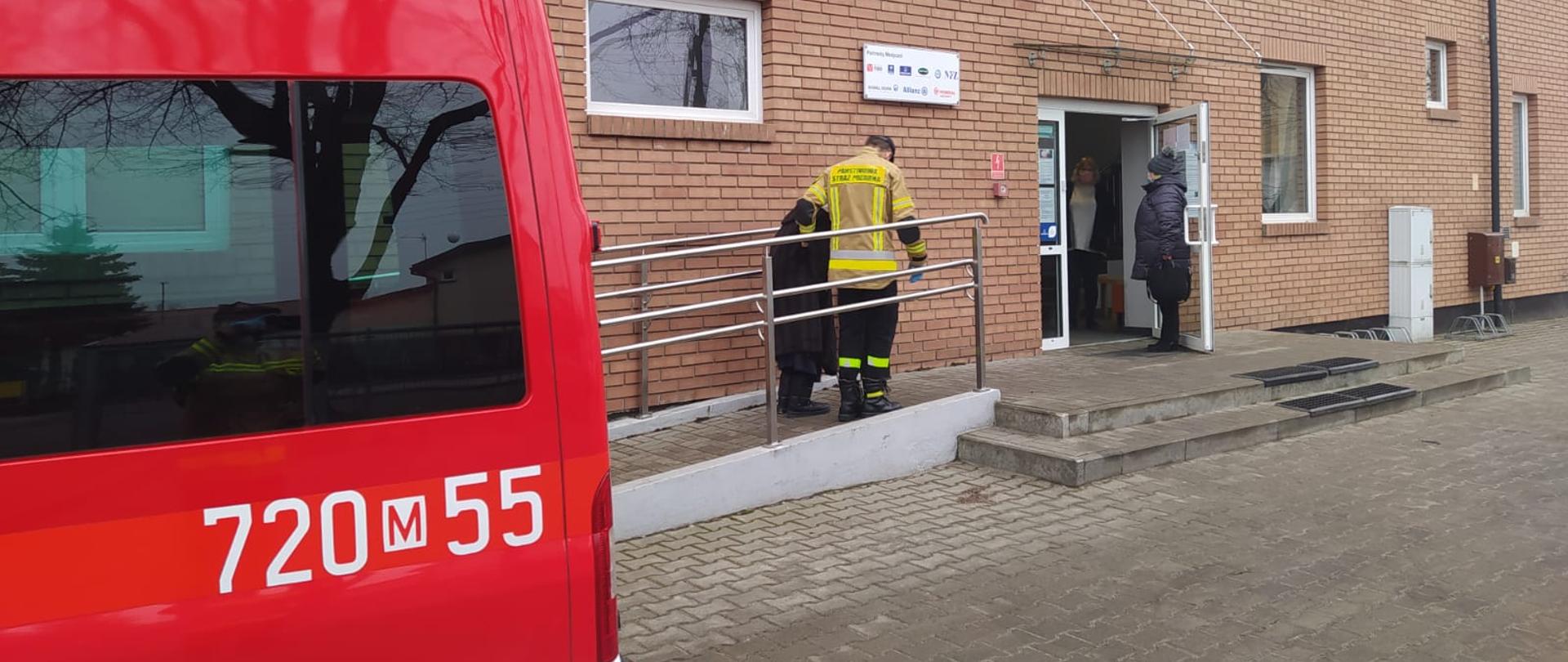 Strażacy z powiatu żyrardowskiego pomagają w dowozie seniorów do punktu szczepień przeciwko COVID-19