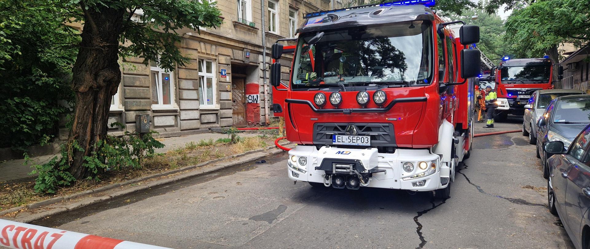 Widok frontu kamienicy od strony ul. Miedzianej. Przed budynkiem samochód pożarniczy