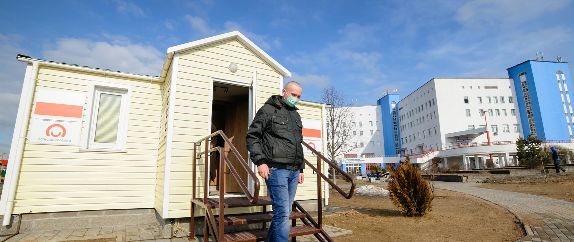 Domek oznakowany logiem Polska pomoc