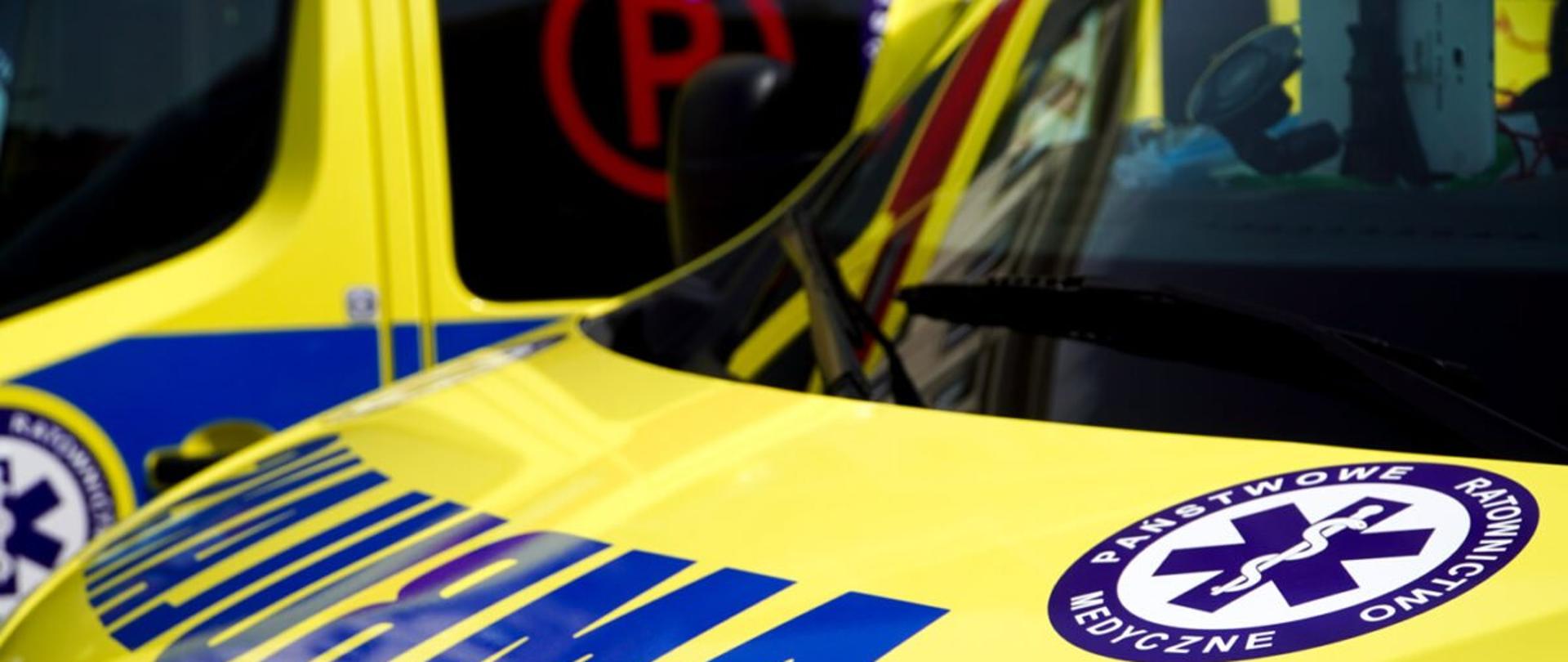 Fragment ambulansu. Na masce napis Państwowe Ratownictwo Medyczne