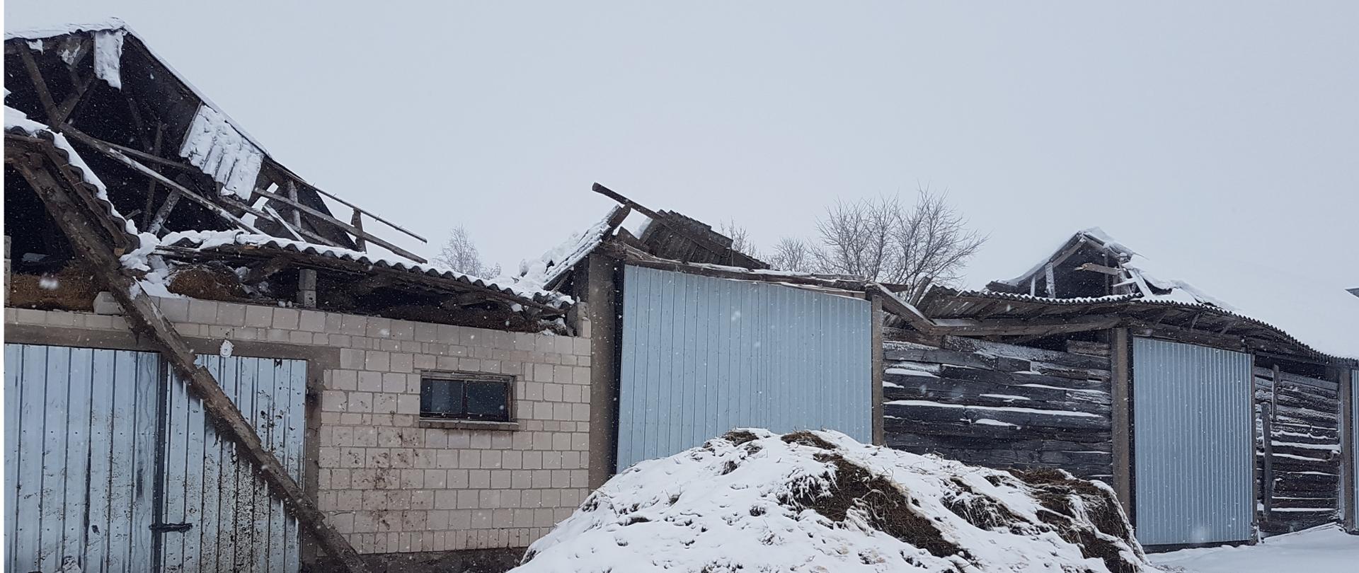 Zawalony dach budynku stodoło-obory