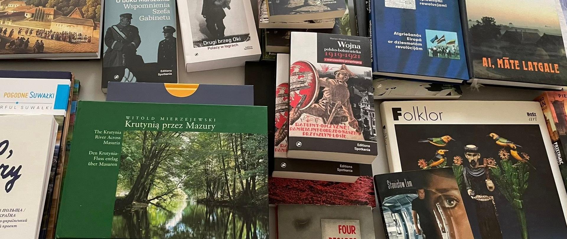 Grāmatu nodošana Rīgas Sāpju Dievmātes draudzes Jāņa Pāvila II poļu centram 