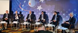 wśród siedzących panelistów wiceminister Jacek Żalek