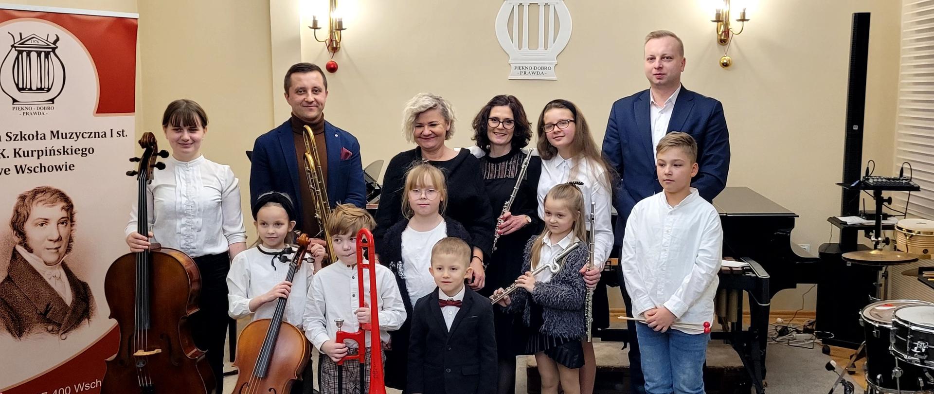 Uczestnicy koncertu wraz z nauczycielami.