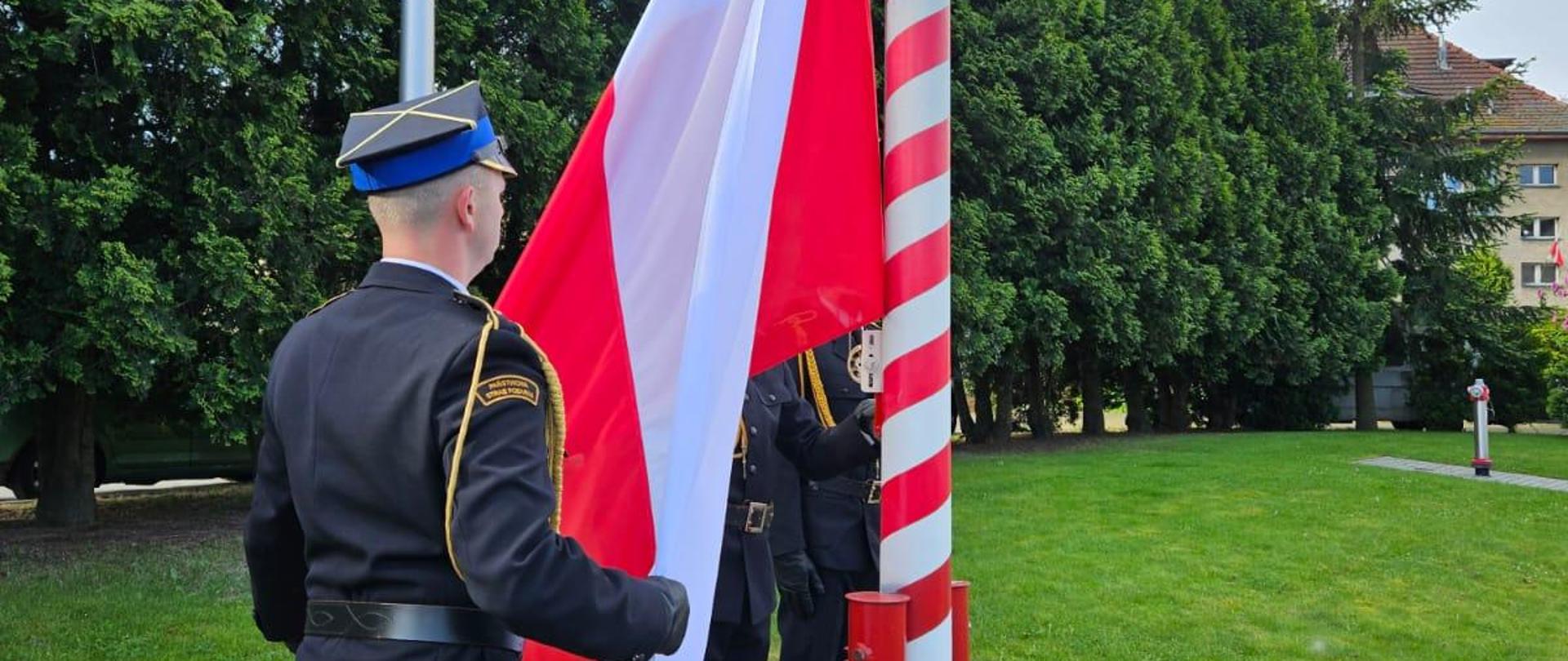 Uroczyste obchody Dnia Flagi rzeczypospolitej Polskiej w KP PSP w Kędzierzynie-Koźlu