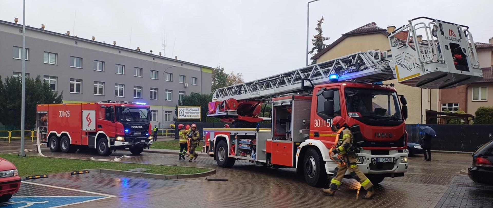 Strażacy podczas ćwiczeń