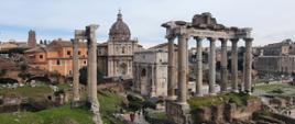 Na zdjęciu przedstawione jest Forum Romanum – najstarszy plac miejski w Rzymie. Był to główny polityczny, religijny i towarzyski ośrodek starożytnego Rzymu, miejsce odbywania się najważniejszych uroczystości publicznych. 