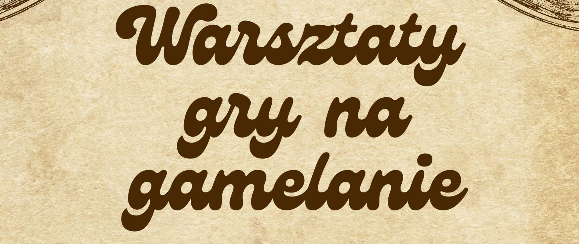 Na lekko brązowym tle plakatu znajdują się informacje: w nagłówku pełna nazwa szkoły: Państwowa Szkoła Muzyczna I st. nr 1 im. Oskara Kolberga w Warszawie. Poniżej: Warsztaty gry na gamelanie, prowadzący: Dawid Martin, 1-2 kwietnia, wtorek 1 kwietnia 16.30 – 17.15 – klasa I cyklu sześcioletniego 17.30 – 18.15 – klasa II cyklu sześcioletniego 18.30 – 19.30 – klasa VI cyklu sześcioletniego środa 2 kwietnia 16.30 – 17.15 – klasy III, i, IV cyklu sześcioletniego 17.30 – 18.15 – klasy I,II, III cyklu czteroletniego 18.30 – 19.30 – klasa V cyklu sześcioletniego + klasa IV cyklu czteroletniego. Sala koncertowa. Lista uczestników znajduje się na tablicy ogłoszeń w budynku szkoły. W prawym i lewym górnym rogu znajdują się grafiki przedstawiające płyty winylowe, w prawym i lewym dolnym rogu znajdują się wywinięte pięciolinie z nutami, kluczami oraz znakami chromatycznymi. 