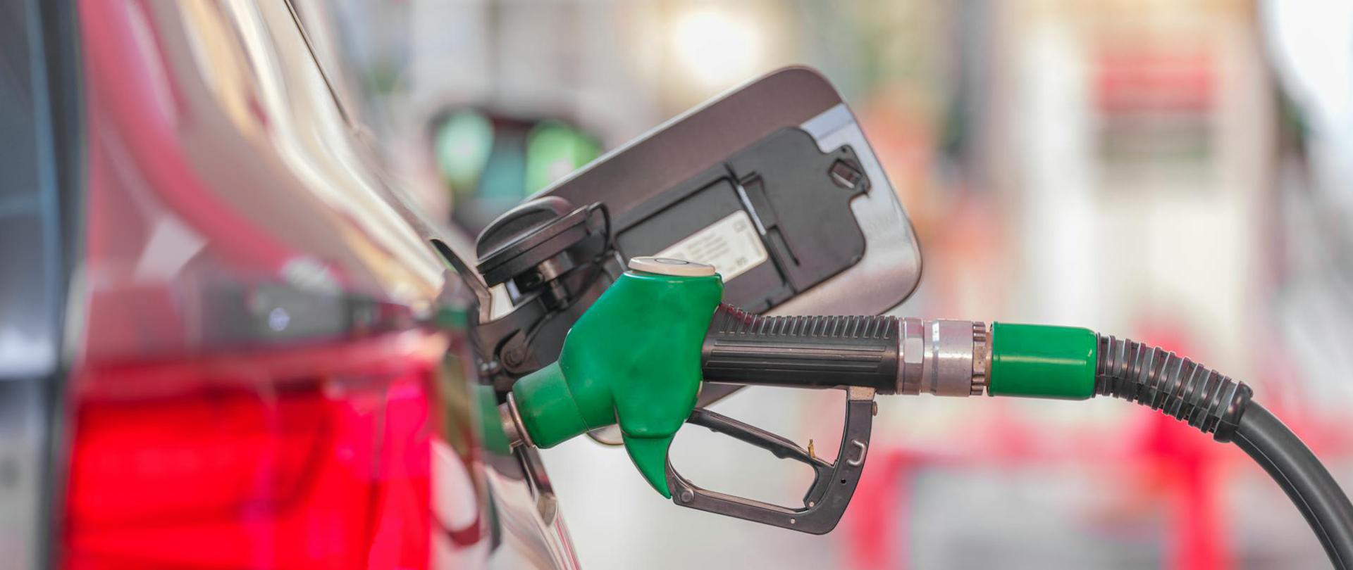 Samochód podczas tankowania