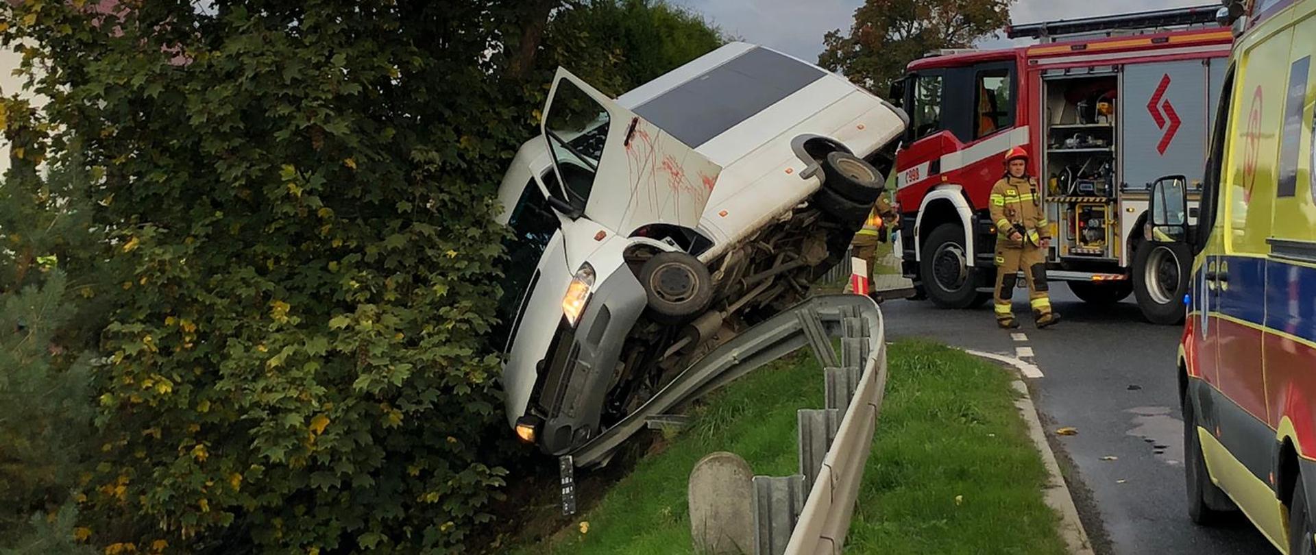 na miejscu widoczny jest samochód pożarniczy , karetka ZRM oraz uszkodzony bus osobowy