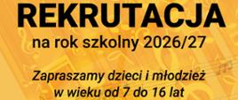 Plakat rekrutacyjny. Na żółtym tle z symbolami muzycznymi nut, kluczy, fortepianu informacje o terminach i zasadach rekrutacji do szkoły muzycznej. W lewym dolnym roku niebieskie logo szkoły. Z prawej strony u dołu czarny kod QR na tle białego obrysu fortepianu. W środku na dole dane teleadresowe szkoły.