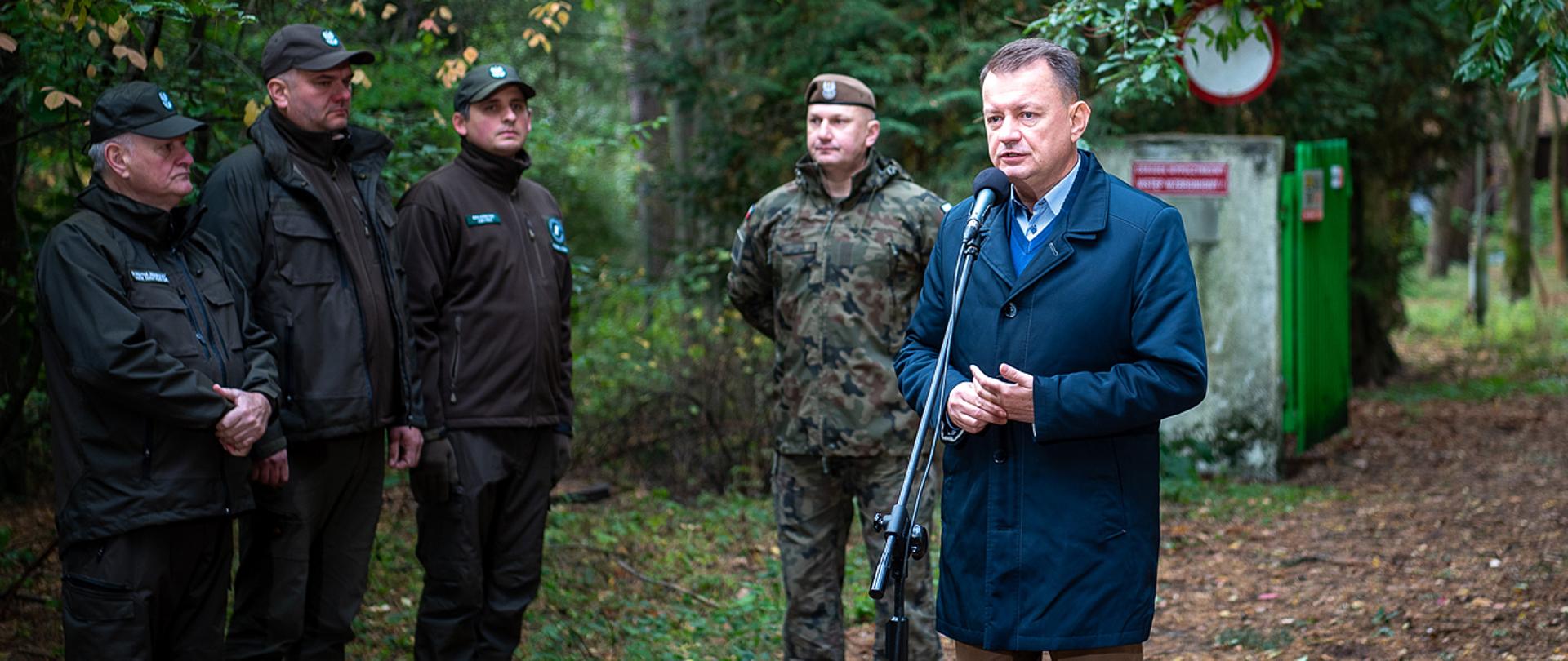 9 października 2023 r. w Skubiance, Mariusz Błaszczak, minister obrony narodowej wziął udział w przekazaniu gruntów od Lasów Państwowych dawnego ośrodka wypoczynkowego Federacji Rosyjskiej na potrzeby Wojsk Obrony Terytorialnej. Fot. Maciej Nędzyński/CO MON