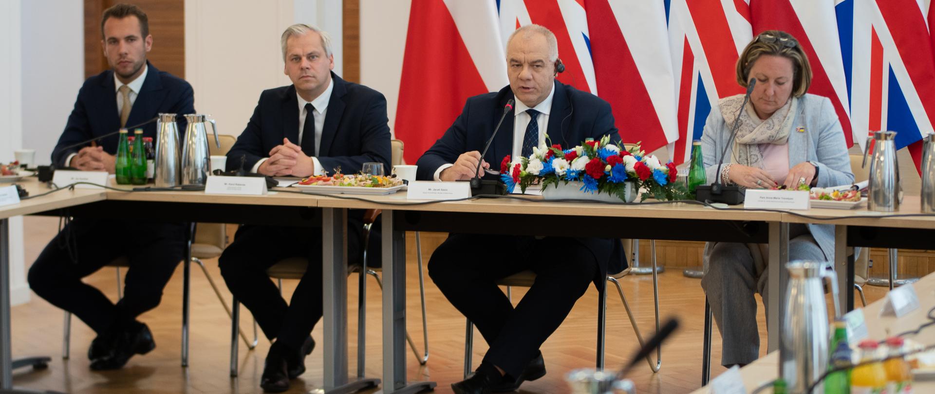 Za stołem siedzą od lewej: wiceminister Jan Kanthak, wiceminister Karol Rabenda, wicepremier Jacek Sasin oraz minister Wielkiej Brytanii Anne Marie Trevelyan