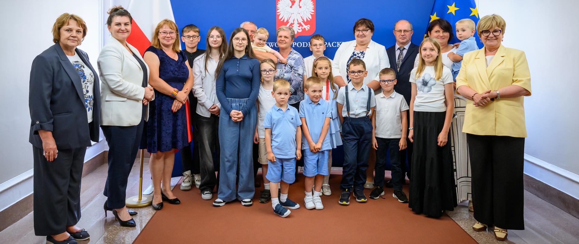 Zdjęcie przedstawia uczestników spotkania z rodzinami zastępczymi