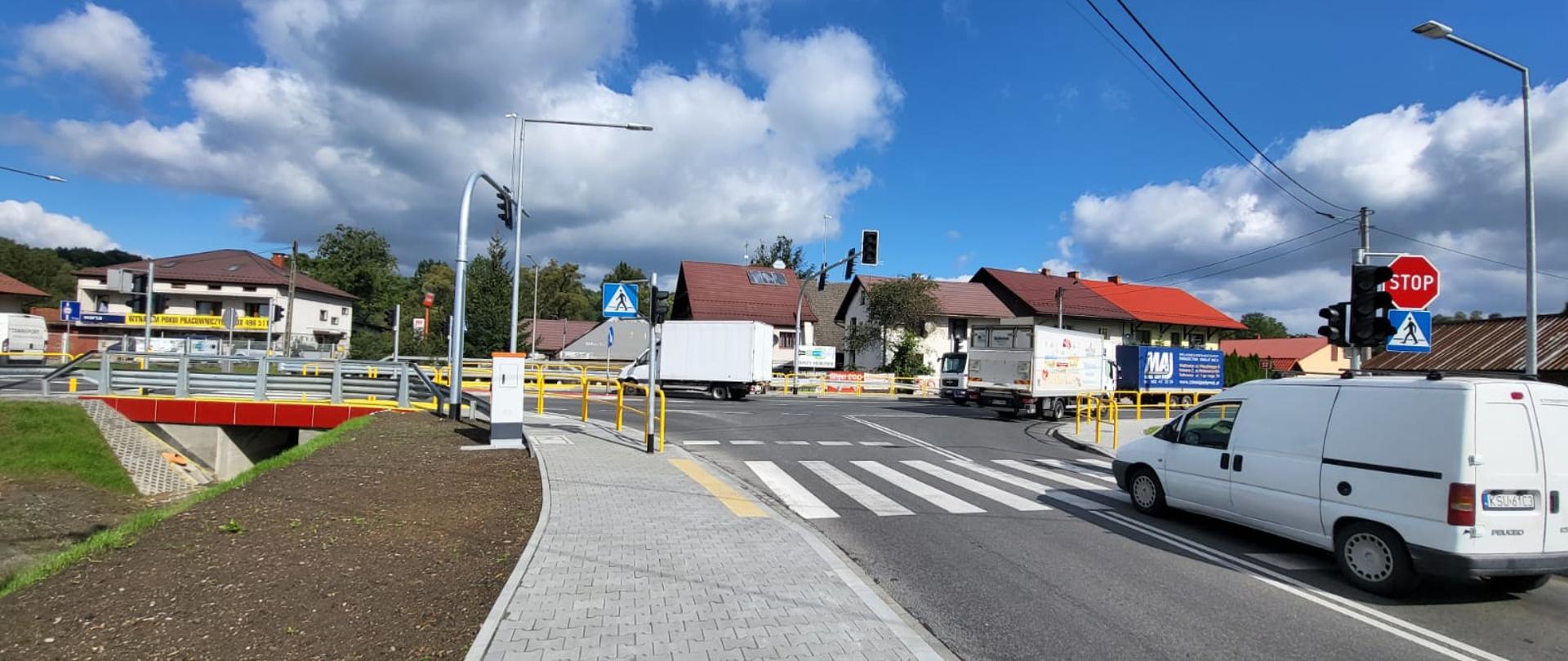 skrzyżowanie dróg, po lewej stronie widać most na potoku