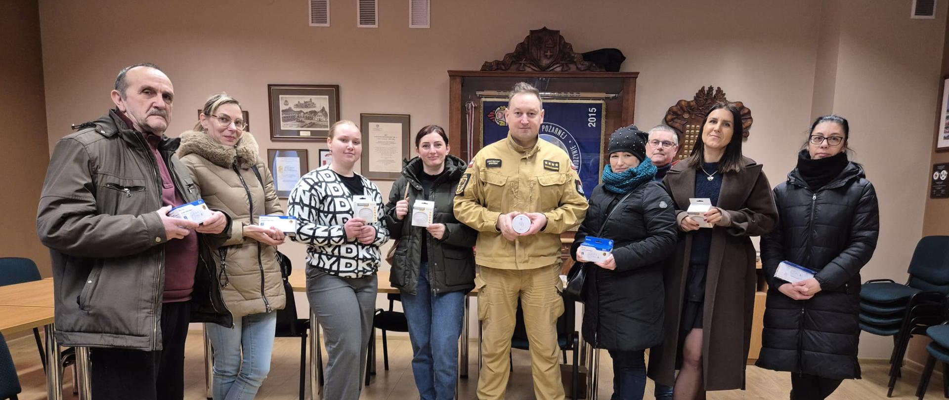 Mieszkańcy odbierają czujniki czadu i dyumu