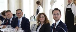 Minister rozwoju i technologii Waldemar Buda podczas obrad plenarnych polsko-hiszpańskich konsultacji międzyrządowych, minister Buda siedzi przy stole, po jego lewej stronie siedzi premier Mateusz Morawiecki, a następnie minister obrony Mariusz Błaszczak 