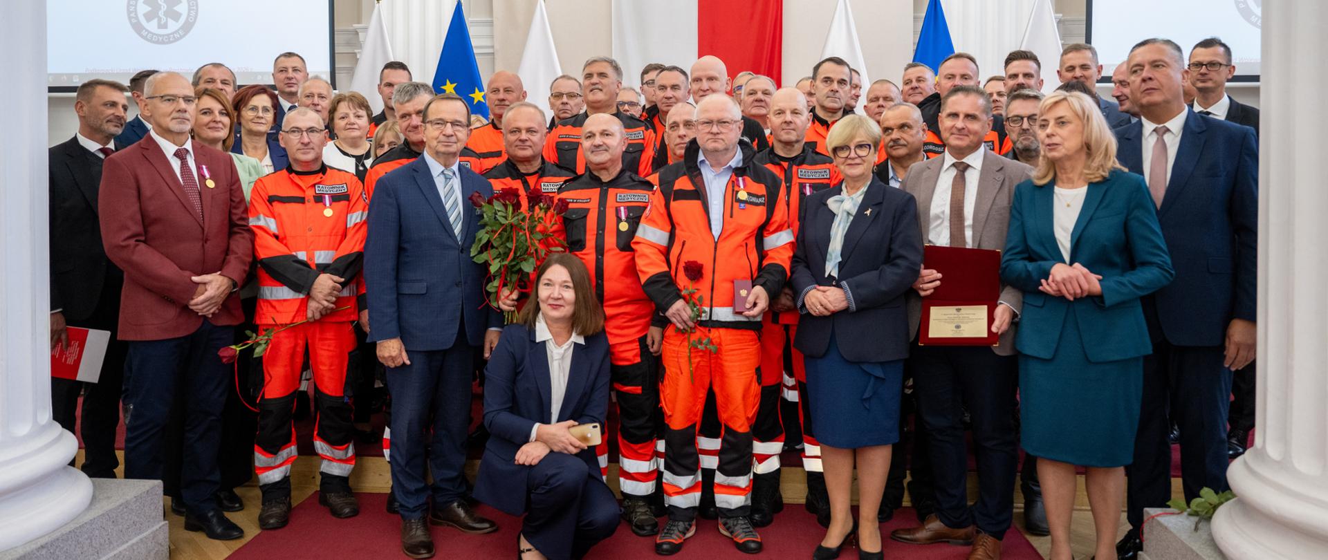 Zdjęcie przedstawia uczestników uroczystości