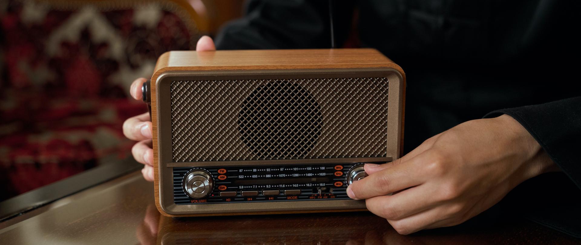 Stare radio w drewnianej obudowie regulowane przez dłoń