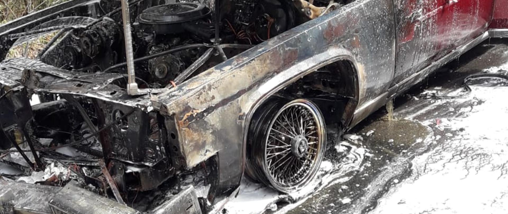 Widok spalonego silnika z podniesioną klapą silnika.