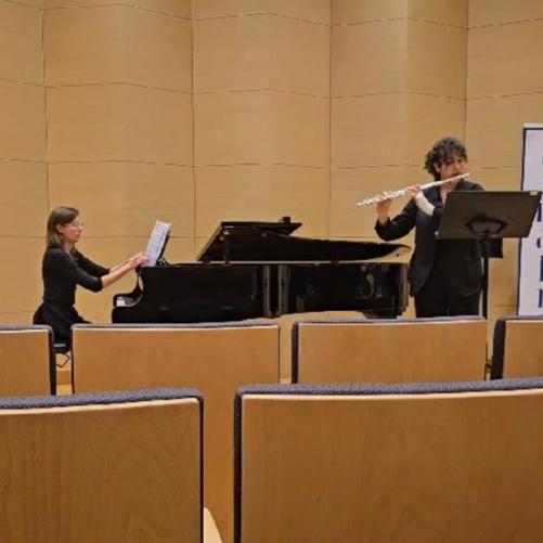 Karolina Frączek grająca na flecie razem z Panią Edytą Suchanek przy fortepianie podczas występu na szóstym Międzynarodowym Konkursie Instrumentów Dętych Finalis w Białymstoku.