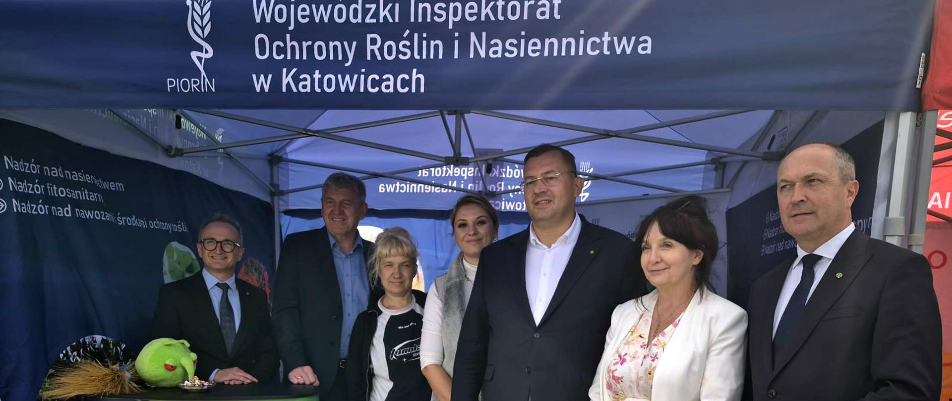 Stoisko ślaskiego WIORiN - na zdjęciu Minister Rolnictwa i Rozwoju Wsi, Stefan Krajewski, Zastępca Wojewódzkiego Inspektora Agnieszka Górska