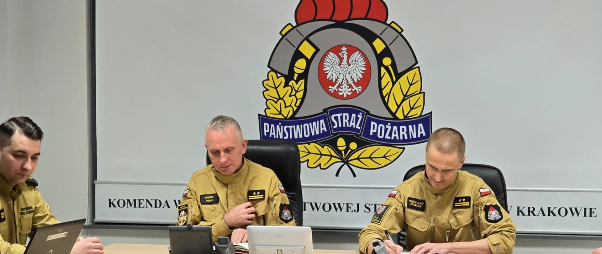 Uroczysta zmiana służby przez MKW PSP 