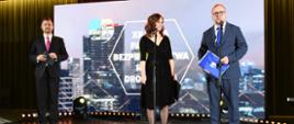 Dorota Olszewska, prezes stowarzyszenia „Partnerstwo dla Bezpieczeństwa Drogowego” stoi na scenie w trakcie uroczystej gali i ogłasza wyniki 12. edycji konkursu Partner Bezpieczeństwa Ruchu Drogowego.