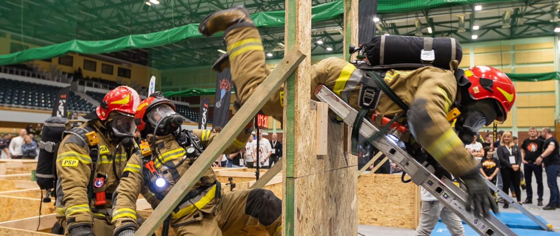Strażaka w ubraniu specjalnym żółtym przechodzący przez okno