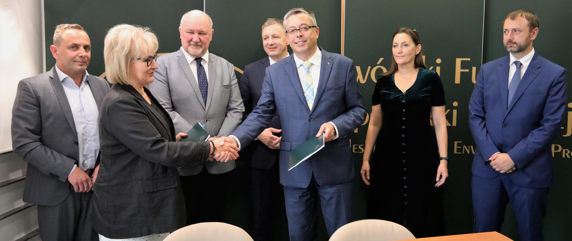 Artur Michalski, zastępca prezesa zarządu NFOŚiGW, podczas podpisywania umowy z beneficjentem