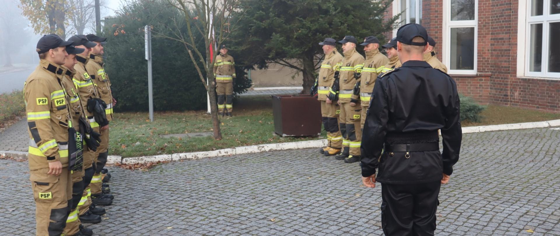 Funkcjonariusze Państwowej Straży Pożarnej podczas uroczystego podniesienia flagi państwowej w Jednostce Ratowniczo - Gaśniczej w Gubinie.