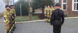 Funkcjonariusze Państwowej Straży Pożarnej podczas uroczystego podniesienia flagi państwowej w Jednostce Ratowniczo - Gaśniczej w Gubinie.