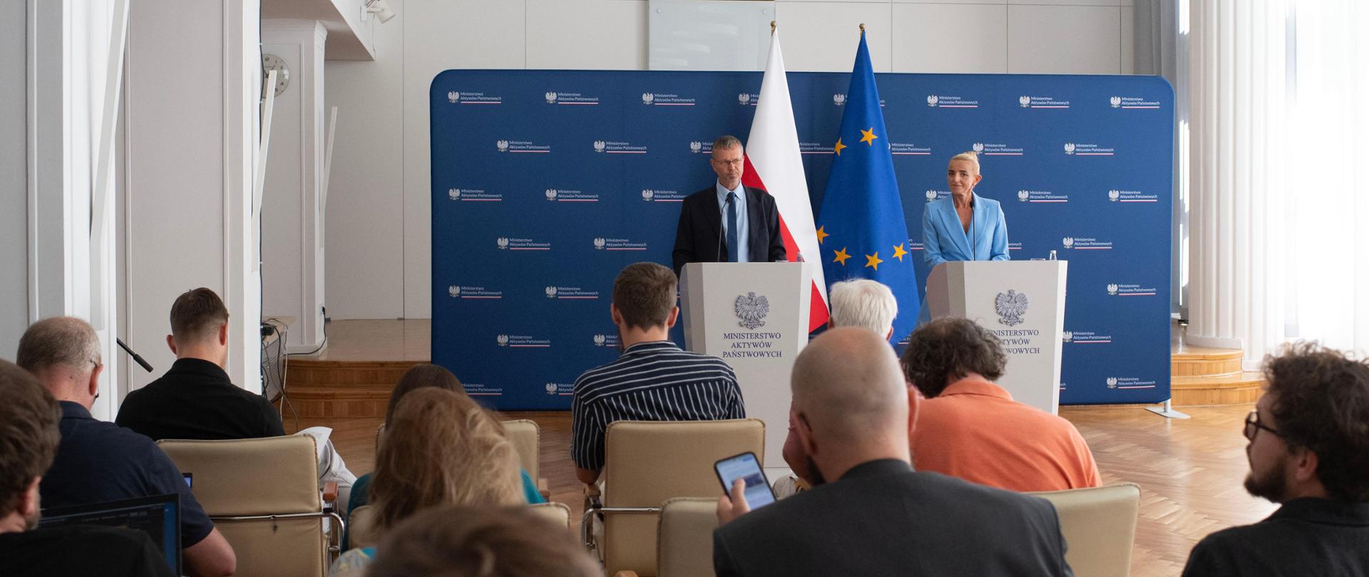 Wiceminister J. Bartmiński oraz prof. M. Postuła, pierwsza wiceprezes Zarządu BGK w trakcie konferencji prasowej. 