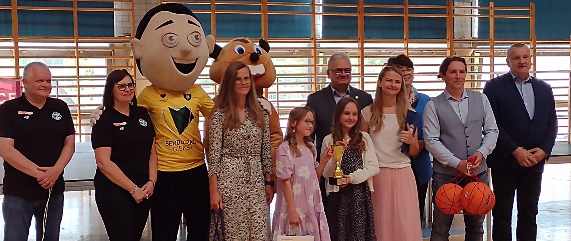 Finaliści Konkursu Szkolna aktywność fizyczna wraz z organizatorami konkursu
