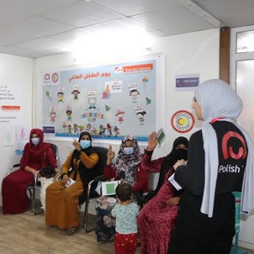 Na zdjęciu widać kobiety siedzące w poczekalni w ośrodku medycznym 