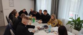 Uczestnicy zebrani przy wspólnym stole w gabinecie burmistrza