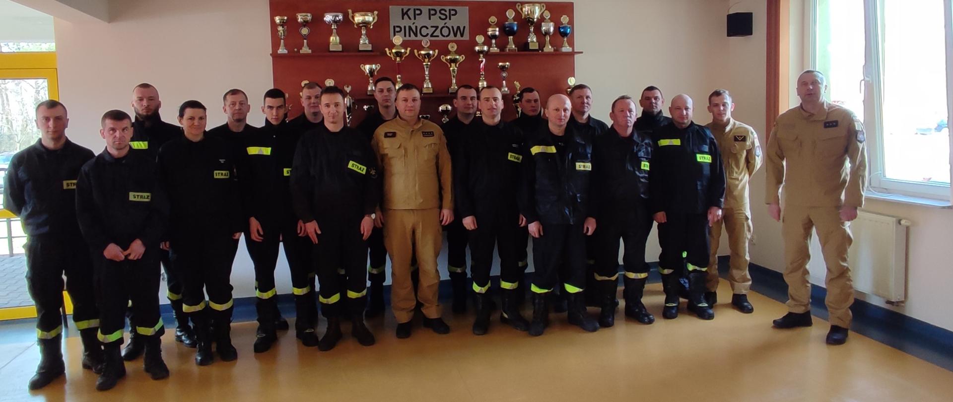 Strażacy z jednostek Ochotniczych Straży Pożarnych podczas pisania egzaminu teoretycznego 