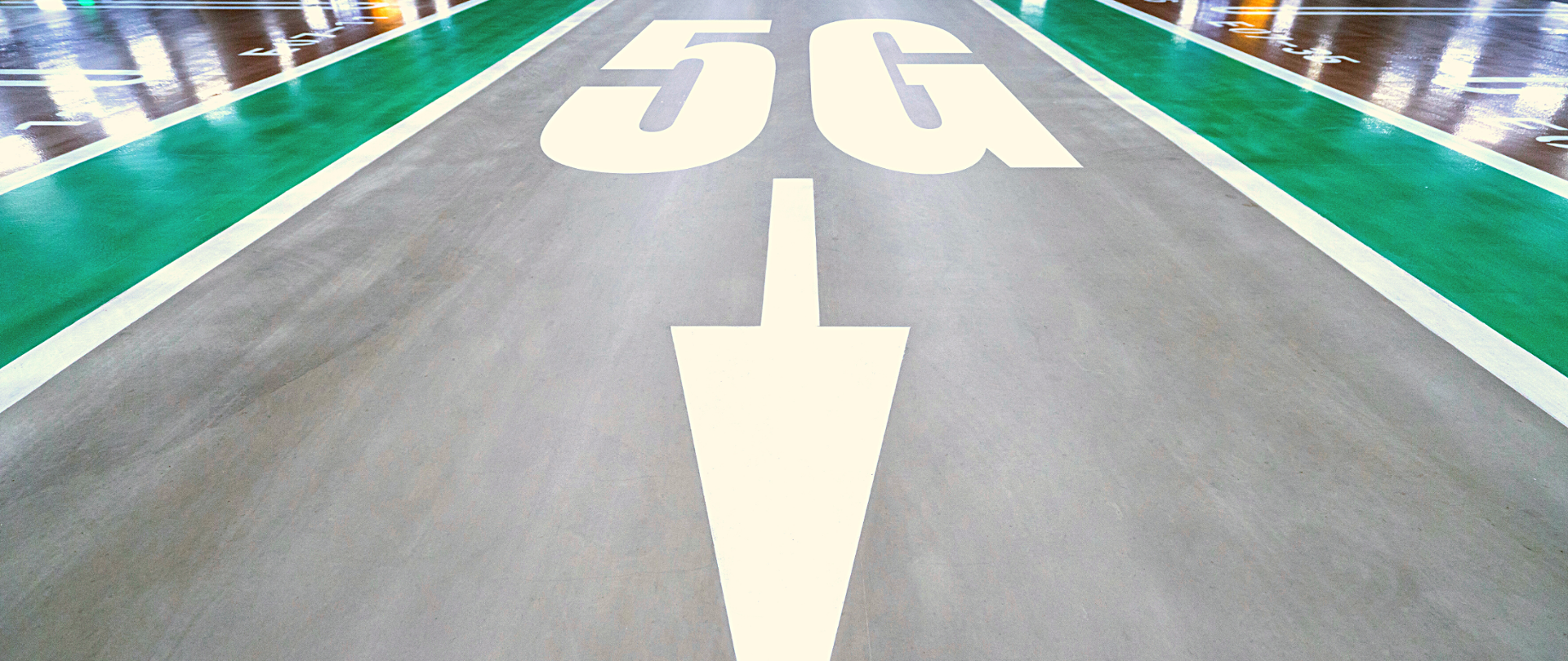 Droga z napisem 5G oraz strzałką skierowaną w dół