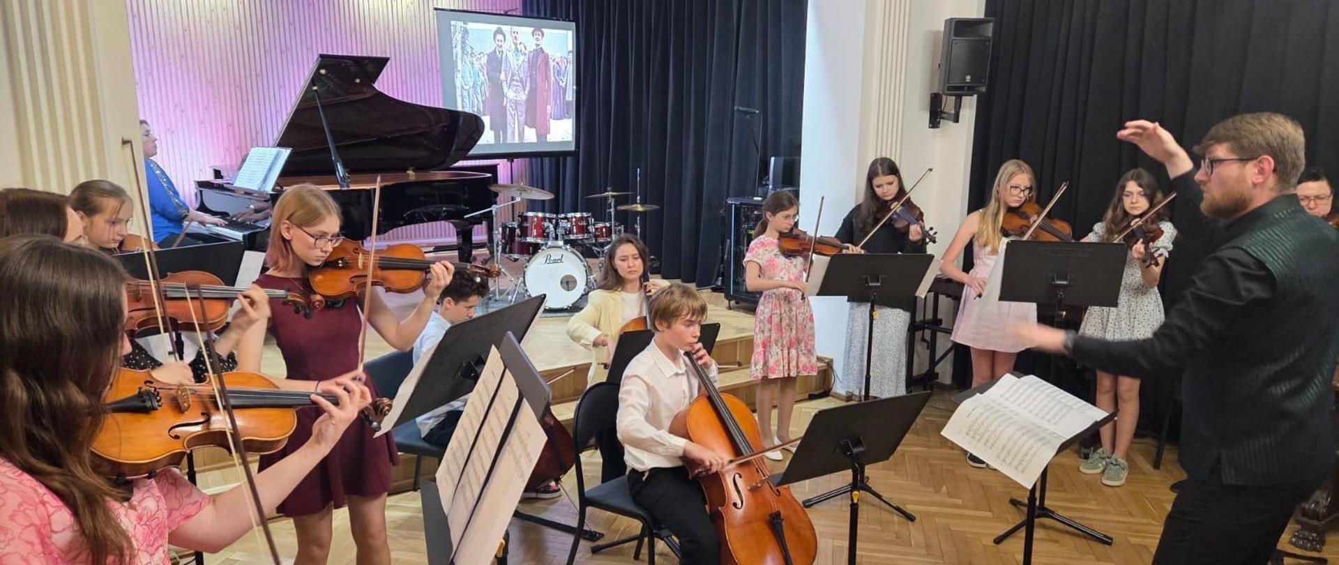 Galeria 37 zdjęć z koncertu muzyki filmowej, który odbył się 6 maja 2026 r. w Państwowej Szkole Muzycznej I stopnia w Kłodzku. Fotografie przedstawiają występy młodych muzyków, orkiestrę oraz atmosferę wydarzenia.